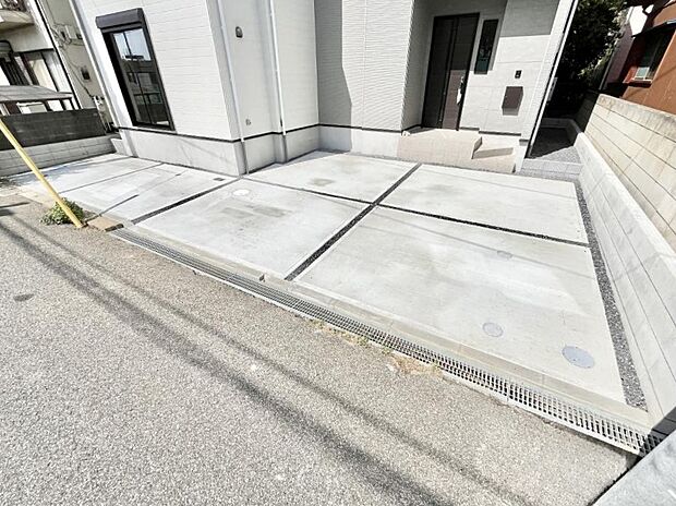 【駐車場】～Exterior～  ご夫婦で1台ずつ車を所持している場合や、車での来客が多い場合は、2台分の駐車場があると便利ですね！お子様の自転車やバイク置き場にするスペースとしてもご利用いただけます。