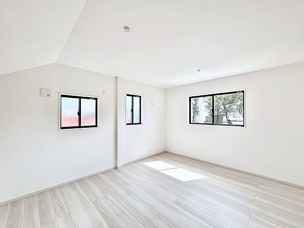 【寝室】～Bed Room～　2面採光を確保した明るい室内は、風通しも良く、大変居心地の良い空間となっております。爽やかな風を感じて起きる朝は、快適生活の始まりに！日当たりや通風がとても良い住まい♪