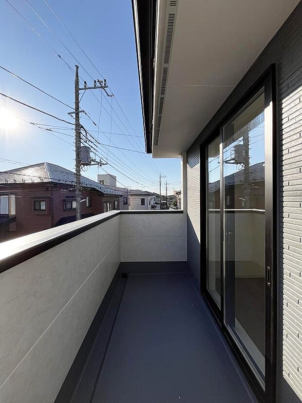 【バルコニー】～Balcony～　南向きのバルコニーの前には雲以外に太陽を遮るものがありません。お洗濯物も乾きやすく、何より明るく気持ちのいい光が入ってきます。使いやすく開放的なバルコニーです♪