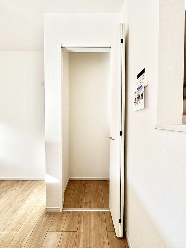 【その他設備(収納)】キッチン横の収納はパントリーとしても利用できます