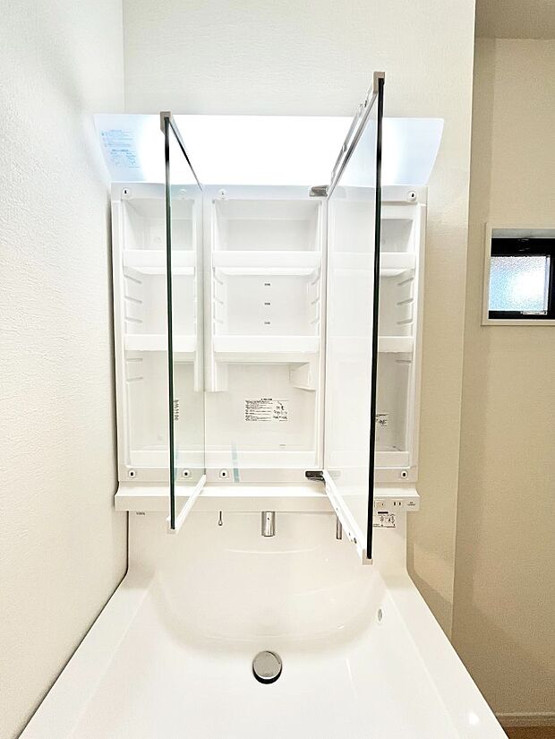 【その他設備(三面鏡裏収納)】三面鏡の裏に、化粧品や衛生用品などを収納可能。洗面台をすっきりと保ちます！