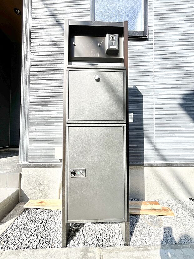 【その他現地】表札・インターホン・ポスト・宅配ＢＯＸをひとつに集約。エントランスになじむシンプルデザイン。