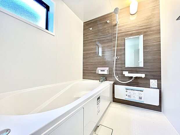 【浴室】～Bath Room～　窓付きのバスルームは、採光もあり明るく気持ちの良い空間です。窓があることで、換気環境も良好。ゆったり寛げるバスルームで、毎日のバスタイムが楽しみになりそうです。