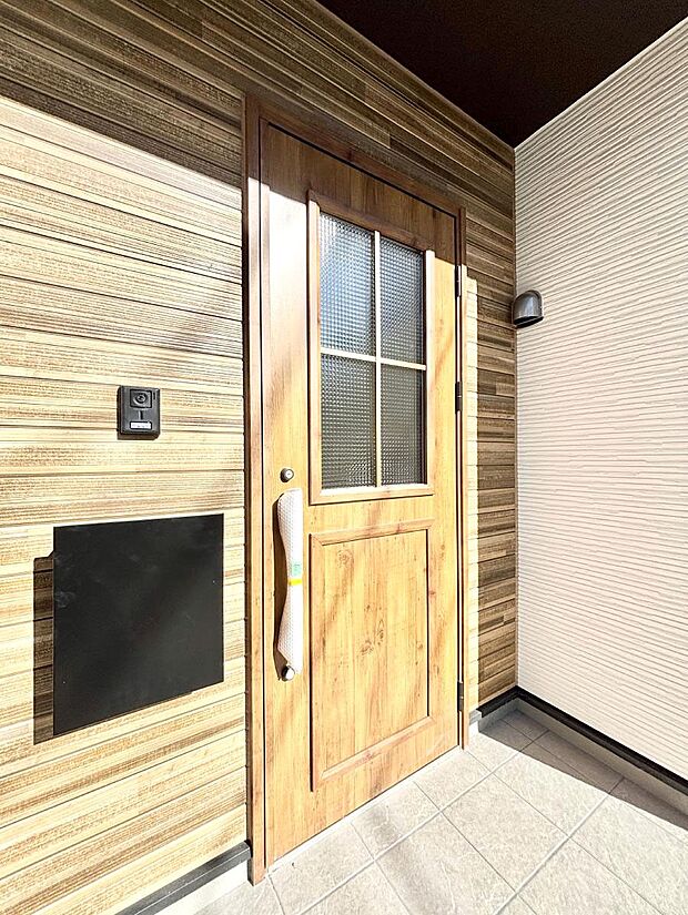 【玄関】～Entrance～　玄関は、お客さんをお迎えする場であり、家族が出入りする場でもあるので「おうちの顔」とも呼ばれる重要な場所！すっきりと明るく、いつでもお客様をお出迎えできるような設計をしました！