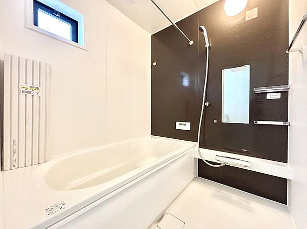 【浴室】～Bath Room～　落ち着いた雰囲気の浴室で明日に向けてリフレッシュ。浴室乾燥機能も付いているので隣の洗濯機置き場で洗い上がった洗濯物を、雨の日も天気を気にせず乾燥させることも可能です。