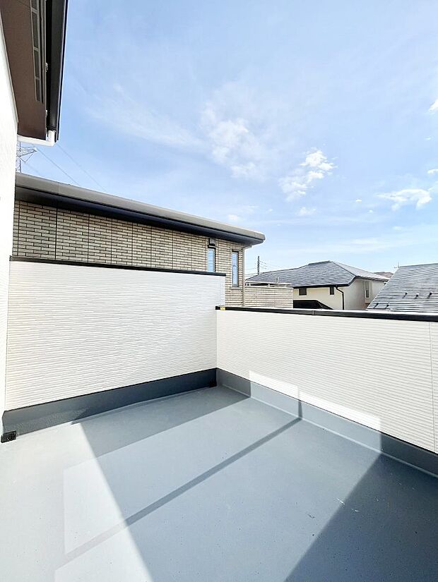 【バルコニー】～Balcony～　南向きのバルコニーの前には雲以外に太陽を遮るものがありません。お洗濯物も乾きやすく、何より明るく気持ちのいい光が入ってきます。使いやすく開放的なバルコニーです♪