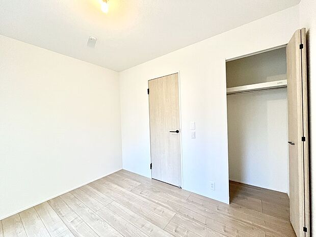 【寝室】収納が充実しているので居住スペースを広々使えます  