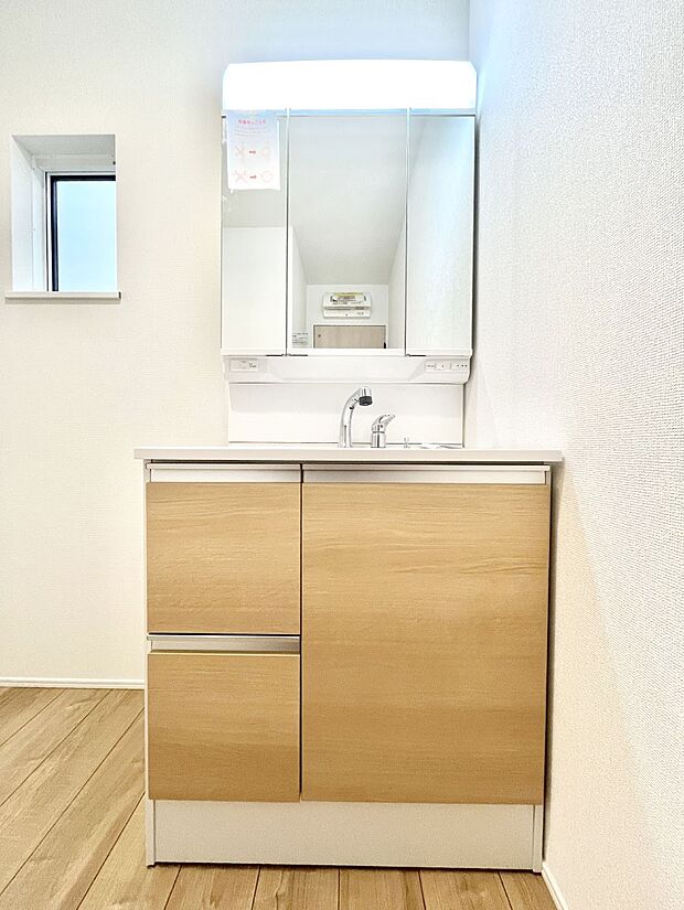 【洗面台・洗面所】大きく見やすい三面鏡で清潔感ある洗面台は、身だしなみチェックや肌のお手入れにおすすめです。 