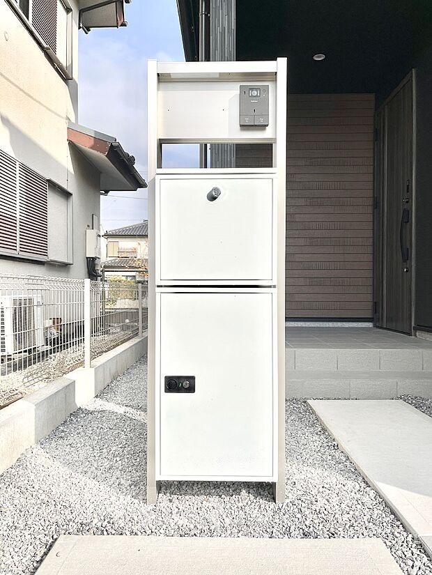 【その他現地】表札・インターホン・ポスト・宅配ＢＯＸをひとつに集約。エントランスになじむシンプルデザイン。