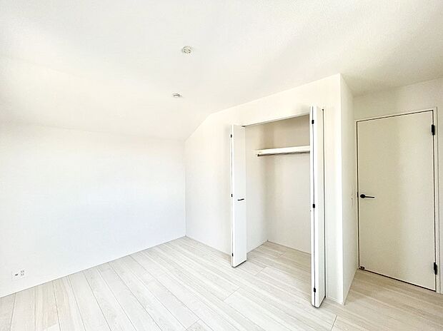 【寝室】～Bed Room～  全居室には収納クローゼットを完備！普段使いのお洋服や小物はもちろん、季節物のお洋服などもしっかりと整理整頓おしまい頂けます。  居室空間を広く使用できますね。