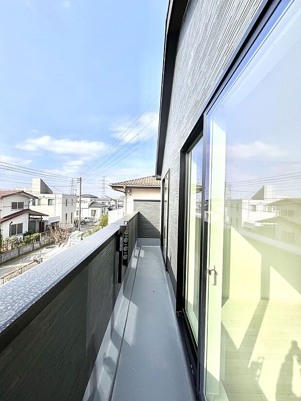 【バルコニー】～Balcony～　南向きのバルコニーの前には雲以外に太陽を遮るものがありません。お洗濯物も乾きやすく、何より明るく気持ちのいい光が入ってきます。使いやすく開放的なバルコニーです♪