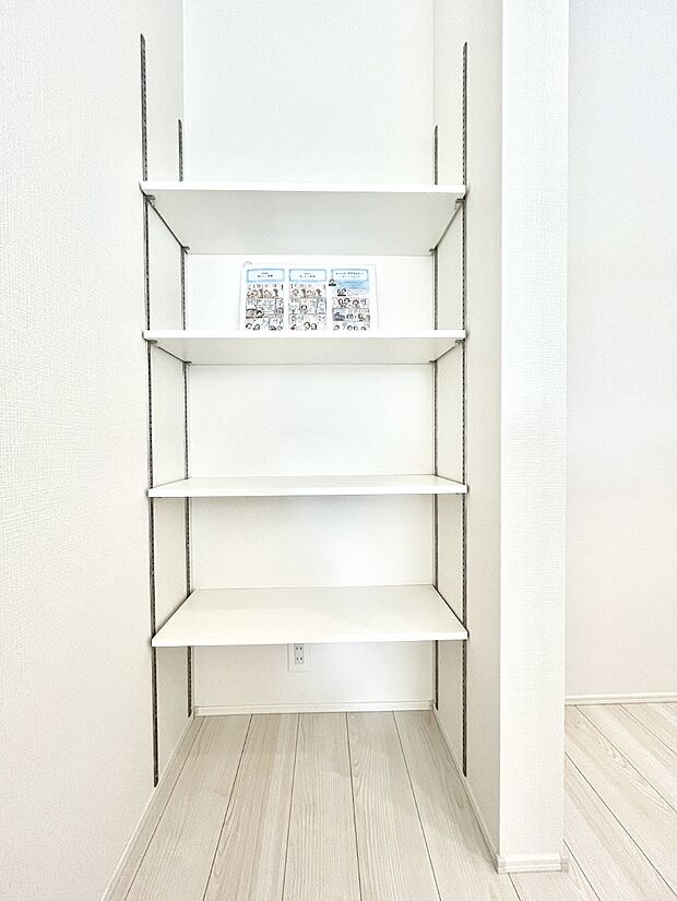 【その他設備(キッチン横収納)】キッチン横収納！食材のストックはもちろん、日用品の収納など使い方はいろいろ！  