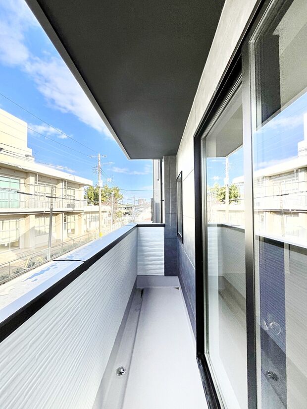 【バルコニー】暖かな陽光が降り注ぐバルコニーはお洗濯におすすめ。爽やかな風も心地よいです。 