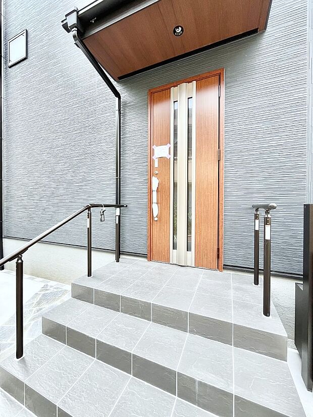 【玄関】大切な家族、来客を出迎える玄関。