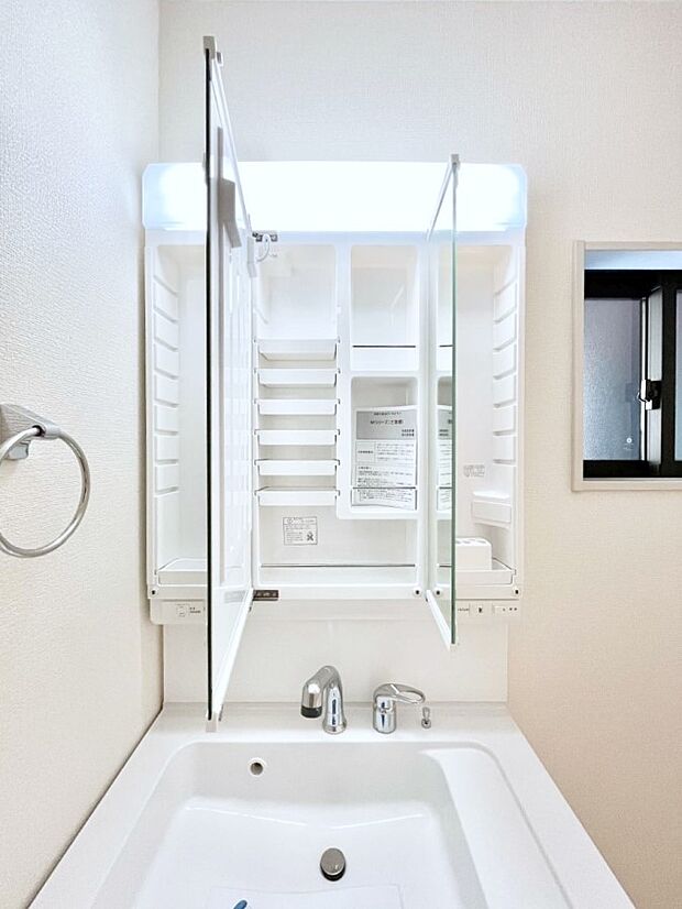 【その他設備(三面鏡裏収納)】三面鏡の裏に、化粧品や衛生用品などを収納可能。洗面台をすっきりと保ちます！