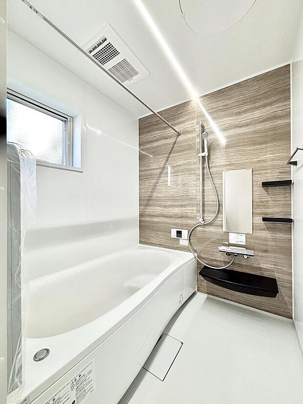 【浴室】～Bath Room～　落ち着いた雰囲気の浴室で明日に向けてリフレッシュ。浴室乾燥機能も付いているので隣の洗濯機置き場で洗い上がった洗濯物を、雨の日も天気を気にせず乾燥させることも可能です。