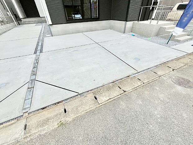 【駐車場】◆1号棟◆～Exterior～  ご夫婦で1台ずつ車を所持している場合や、車での来客が多い場合は、2台分の駐車場があると便利です！自転車やバイク置き場にするスペースとしてもご利用いただけます。