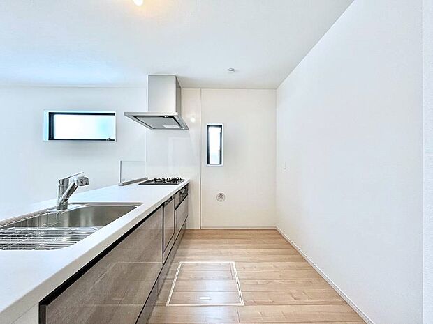 【ダイニングキッチン】◆1号棟◆～Kitchen～　自然光が入る窓のあるキッチン☆毎日使う場所だからこそ、使い勝手を考慮しました。ゆったりとしたキッチンコーナーは質感豊かな仕上がりとなっております。