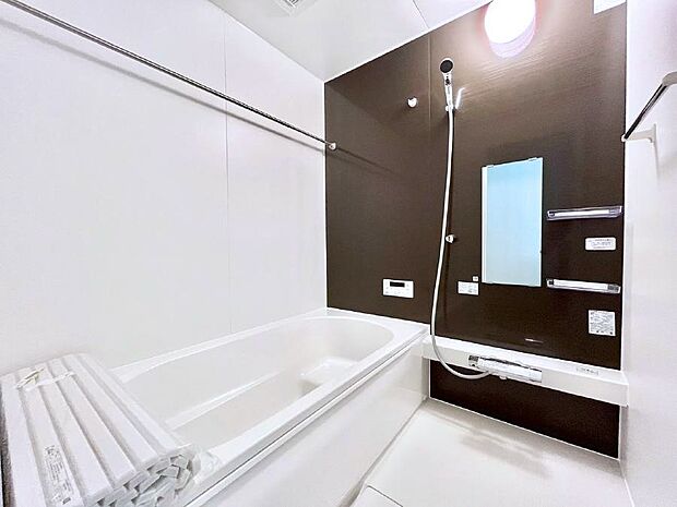 【浴室】◆1号棟◆～Bath Room～　落ち着いた雰囲気の浴室で明日に向けてリフレッシュ。浴室乾燥機能も付いているので洗い上がった洗濯物を、雨の日も天気を気にせず乾燥させることも可能です。