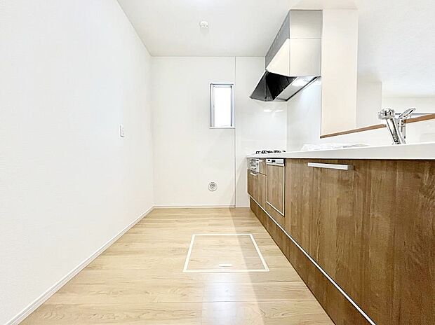 【ダイニングキッチン】爽やかな風が通り抜けるキッチン。窓があるので明るく換気にも役立ちます。