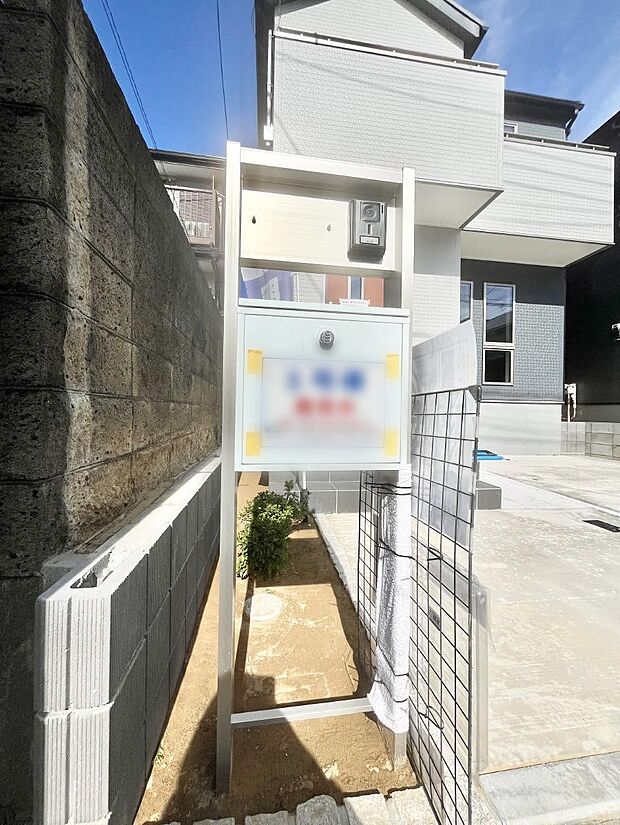 【その他現地】表札・インターホン・ポストをひとつに集約。エントランスになじむシンプルデザイン。