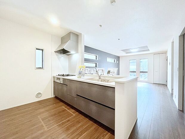 【ダイニングキッチン】～Kitchen～リビングが見渡せるカウンターキッチン。料理をしながら家族とコミュニケーションをとれるだけでなく、大きな開放感も得ることができます。  お子様の成長も感じることができますね！