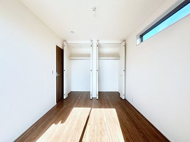 【寝室】～Bed Room～全居室には収納クローゼットを完備！普段使いのお洋服や小物はもちろん、季節物のお洋服などもしっかりと整理整頓おしまい頂けます。  居室空間を広く使用できますね。