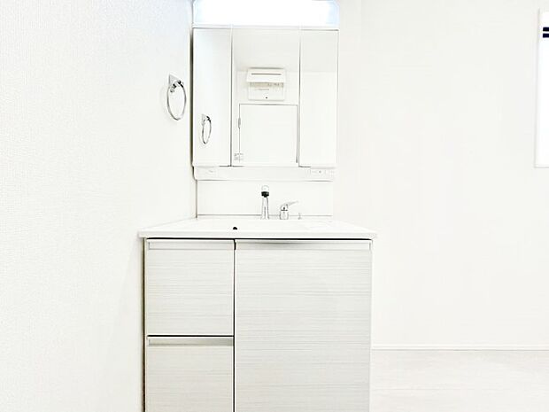 【洗面台・洗面所】三面鏡キャビネット・シャワー付き洗面化粧台で忙しい朝の身支度もスムーズに!