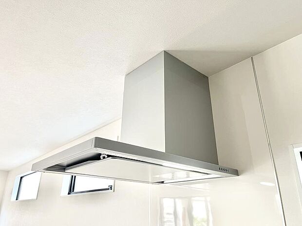 【その他設備(レンジフード)】◆１号棟◆基本的なお手入れはフィルターのみ！お手入れのしやすさも魅力です。