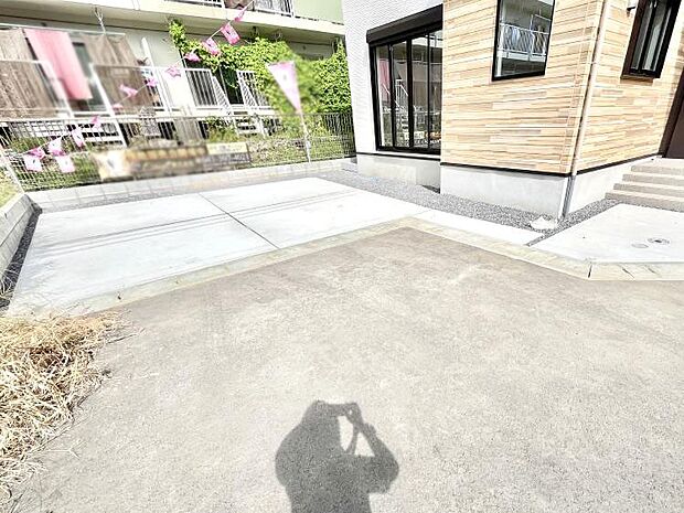 【駐車場】◆２号棟◆～Parking～　駐車場２台置けます！(車種による)自転車置き場や物置場として、お子様の遊ぶスペースとして、ゆとりある敷地だからこそ可能な多用途にご利用いただけるスペースです。