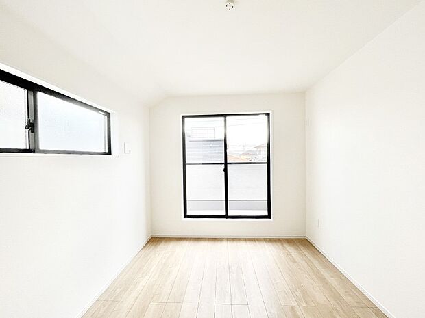 【寝室】◆１号棟◆～Bed Room～　2面採光を確保した明るい室内は、風通しも良く、大変居心地の良い空間となっております。爽やかな風を感じて起きる朝は、快適生活の始まりに！日当たりや通風がとても良い住まい♪