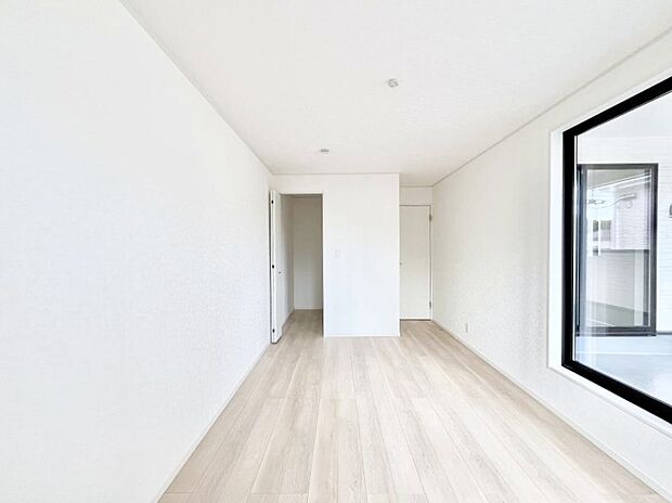 【寝室】◆３号棟◆～Bed Room～　木の温もりがやさしいフローリングは安らぎをもたらすプライベート空間。明るめのフローリングですので、壁紙ともマッチし、お部屋を更に広く見せてくれる効果も。