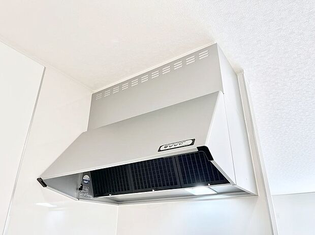 【その他設備(レンジフード)】◆３号棟◆基本的なお手入れはフィルターのみ！お手入れのしやすさも魅力です。