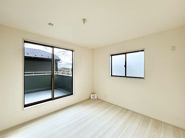 【寝室】明るいバルコニーサイドに洋室を設置。目覚めの良い寝室に。 