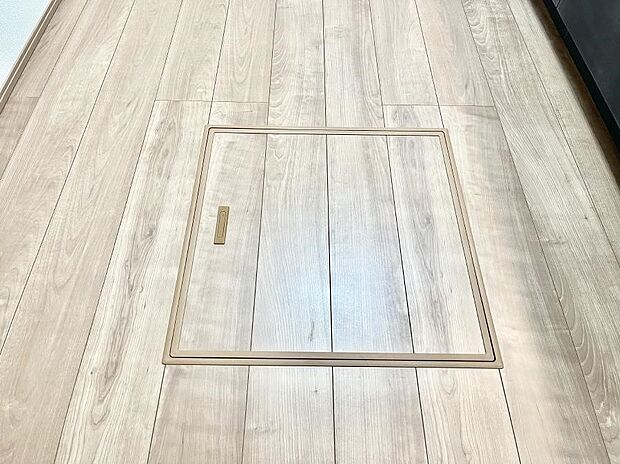 【その他設備(床下収納)】◆A号棟◆床下収納付き！日用品・非常用品の収納にも大活躍。