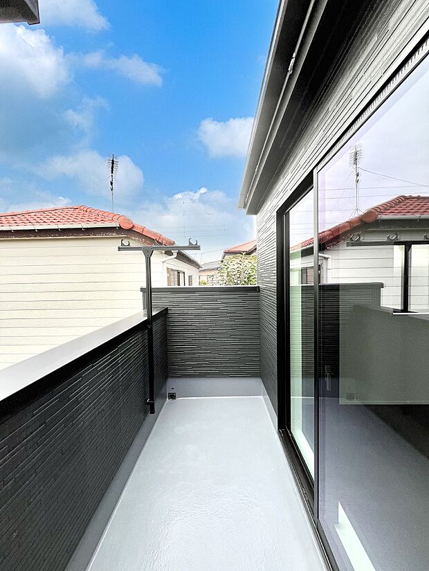 【バルコニー】ゆったりバルコニーだから沢山お洗濯ものを干せます。