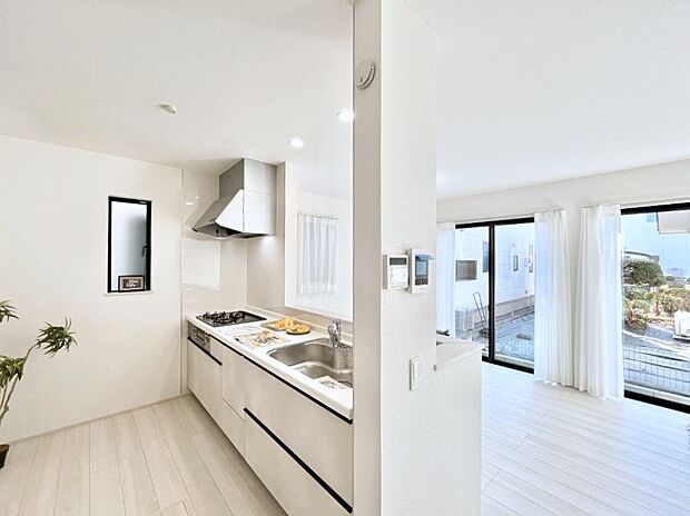 【ダイニングキッチン】◆A号棟◆～Kitchen～　自然光が入る窓のあるキッチン☆毎日使う場所だからこそ、使い勝手を考慮しました。ゆったりとしたキッチンコーナーは質感豊かな仕上がりとなっております。