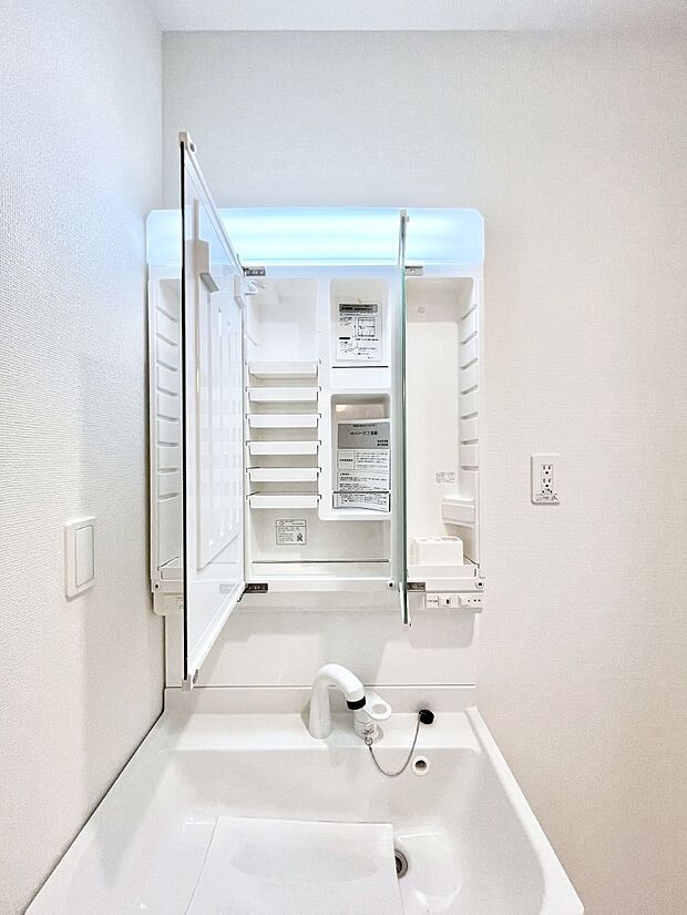 【その他設備(三面鏡裏収納)】◆A号棟◆三面鏡の裏に、化粧品や衛生用品などを収納可能。洗面台をすっきりと保ちます！