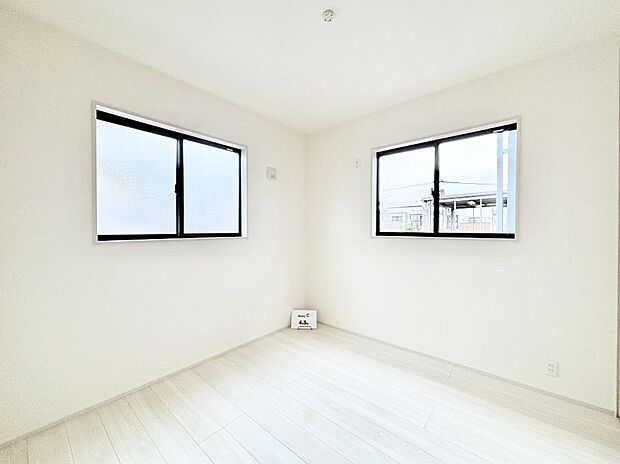 【寝室】◆1号棟◆～Bed Room～　「今日も一日お疲れ様」とご夫婦でゆったりくつろげる寝室。毎日の家事やお仕事に疲れた日はフカフカのベットで癒されてください。テレビや本棚をおいても快適な広さが自慢♪