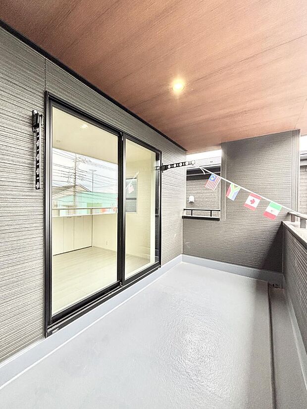 【バルコニー】◆1号棟◆～Balcony～　インナーバルコニーは洗濯物を干すスペースとして急な雨で洗濯物が濡れてしまうのを防いでくれます◎チェアでくつろいだり、夏には周りを気にせずビニールプールが楽しめますね♪