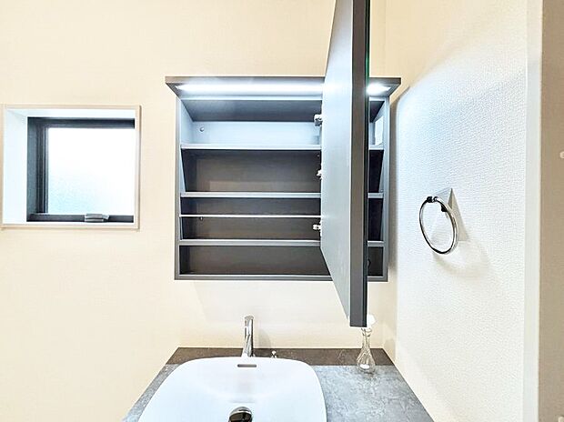 【その他設備(洗面台　鏡裏収納)】◆1号棟◆鏡の裏に、化粧品や衛生用品などを収納可能。洗面台をすっきりと保ちます！