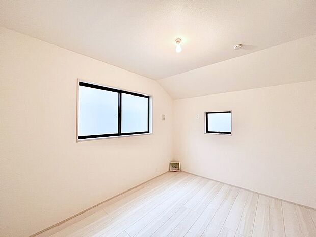 【寝室】勾配天井を採用して開放感をプラス。２面採光で明るく風通しも良好です。