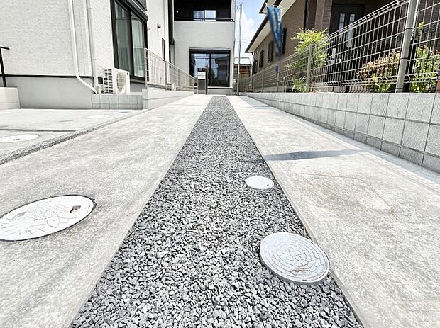 【駐車場】～Parking～　駐車場２台置けます！(車種による)自転車置き場や物置場として、お子様の遊ぶスペースとして、ゆとりある敷地だからこそ可能な多用途にご利用いただけるスペースです。