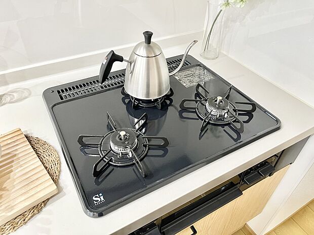 【その他設備(Ｓｉセンサーコンロ)】ガスコンロはＳｉセンサー搭載。火力調節や焦げ付き・消し忘れも防いでくれます。