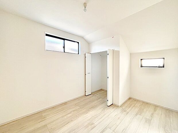 【寝室】収納も充実しています！どんなお部屋にするか考えるのが楽しみですね。
