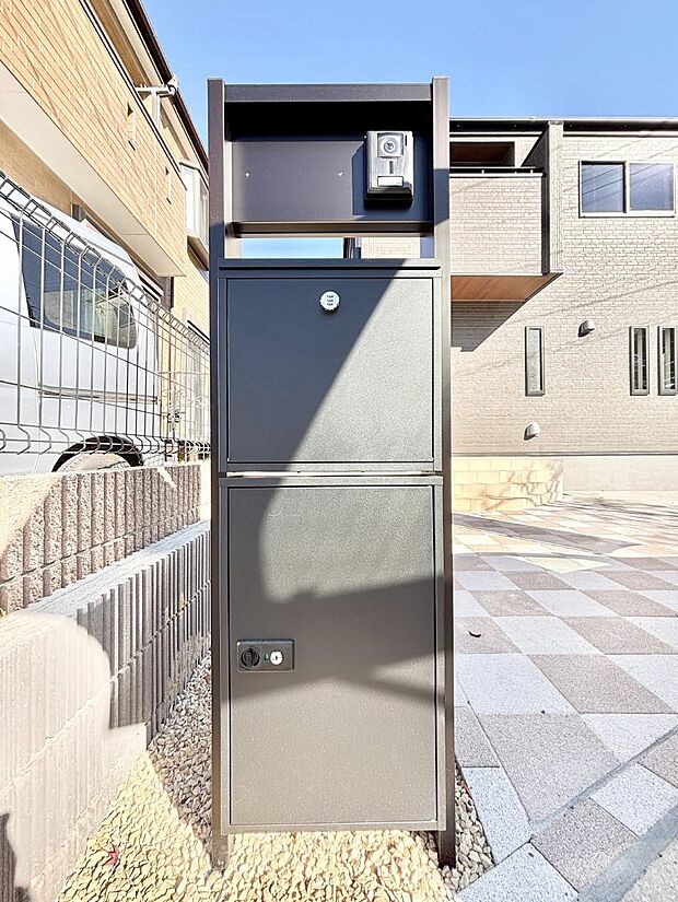 【その他現地】◆2号棟◆表札・インターホン・ポスト・宅配ＢＯＸをひとつに集約。エントランスになじむシンプルデザイン。