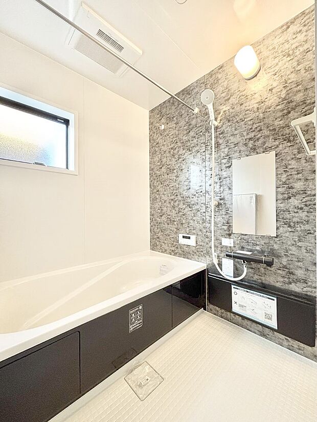 【浴室】◆2号棟◆～Bath Room～　窓付きのバスルームは、採光もあり明るく気持ちの良い空間です。窓があることで、換気環境も良好。ゆったり寛げるバスルームで、毎日のバスタイムが楽しみになりそうです。