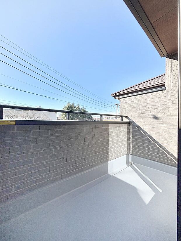 【バルコニー】～Balcony～　南向きのバルコニーの前には雲以外に太陽を遮るものがありません。お洗濯物も乾きやすく、何より明るく気持ちのいい光が入ってきます。使いやすく開放的なバルコニーです♪