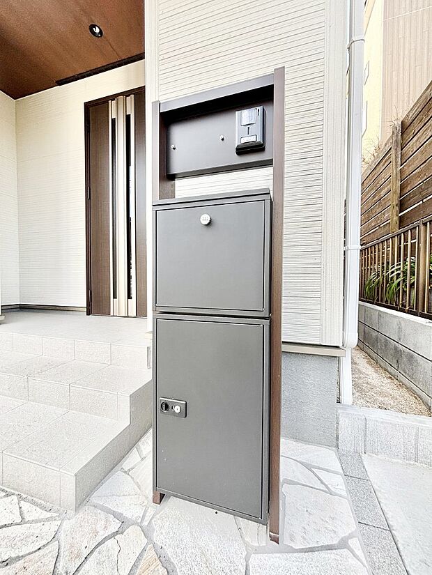 【その他現地】シンプルデザインのポスト。