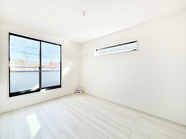 【寝室】使いやすい形でベットや家具の置き方にも困ることもありません。   